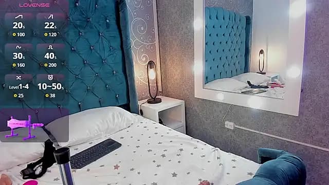 CoralineRed live cam on Stripchat