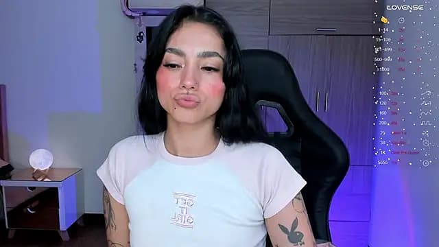 Lizzie_corner_v live cam on Stripchat