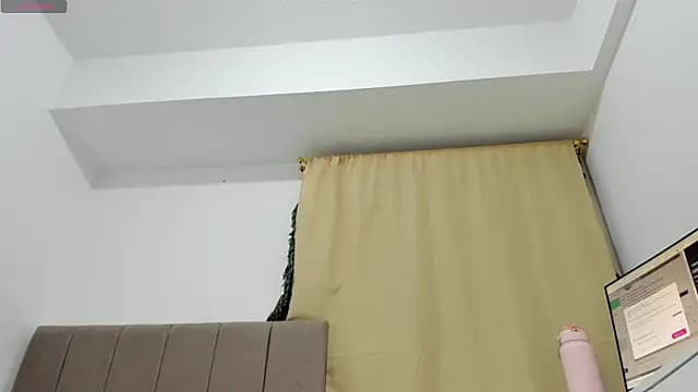 soyamandaa_ live cam on Stripchat