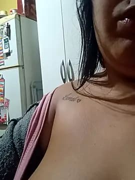 Pomelit00 live cam on Stripchat