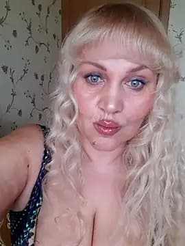 IsabellaBoni live cam on Stripchat