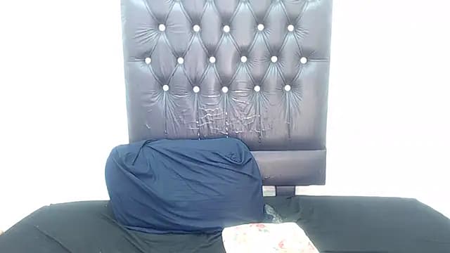 AUGUSTBLOOMxx live cam on Stripchat