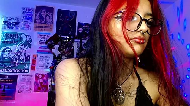 carolinerue live cam on Stripchat