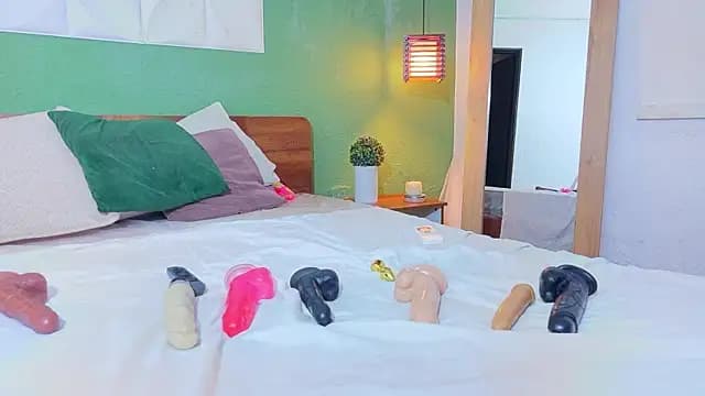 tinyy_whore18 live cam