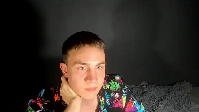 avrions live cam on Stripchat