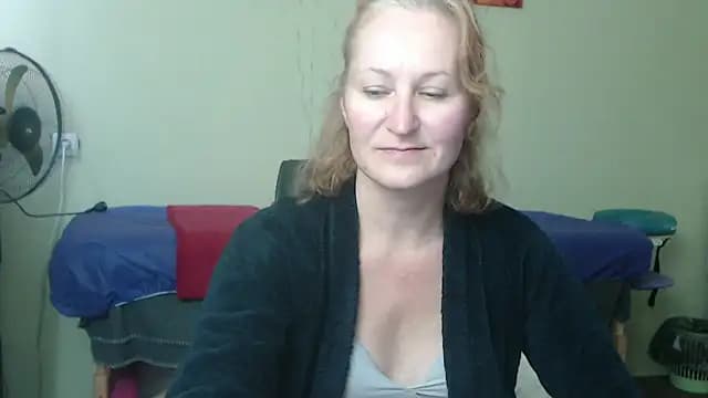 AmellyGrand live cam on Stripchat