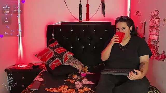 katieeandsharonn live cam on Stripchat