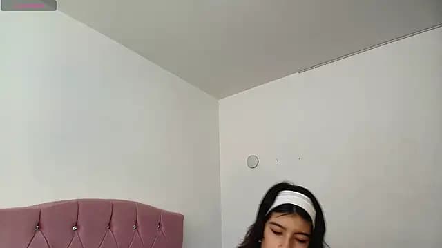 Kalyra_17 live cam on Stripchat