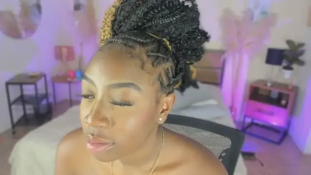 Emaaa-curvyy live cam