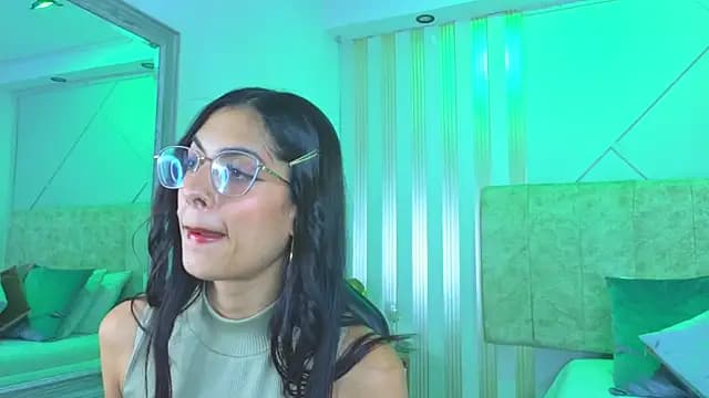 j_belle_ live cam on Stripchat