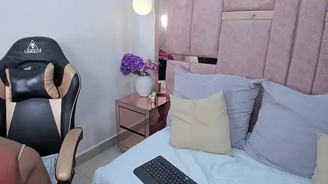 lucia_vegaa live cam on Stripchat