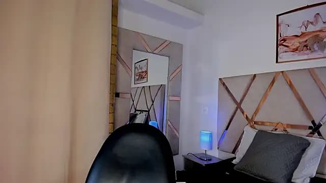 Nicolle_77 live cam on Stripchat