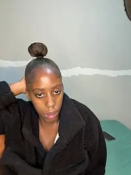 petite_bee live cam on Stripchat