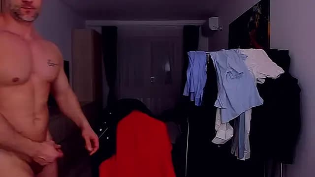 MarisMuscle live cam on Stripchat