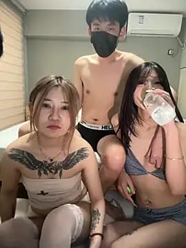 Xiaoyu0012 live cam on Stripchat