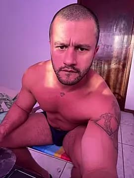 Romaninho live cam on Stripchat