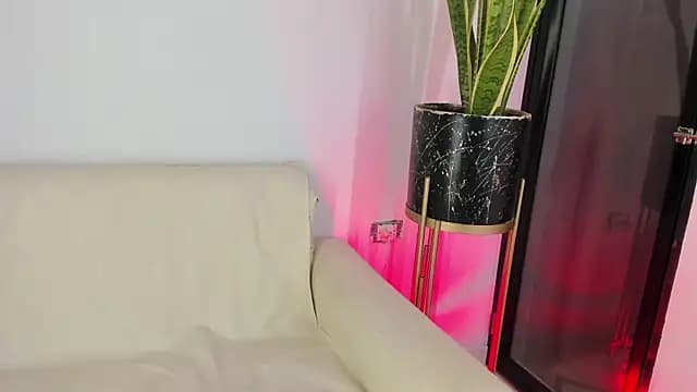 liorah_wolf live cam on Stripchat