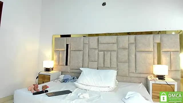 valtira_nova live cam on Stripchat