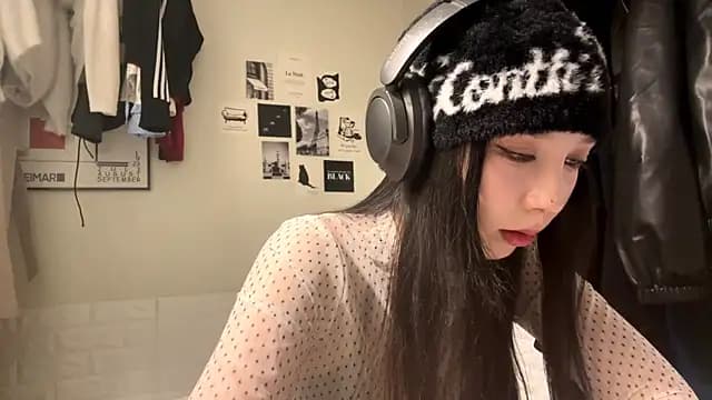 LeonoreCriger live cam