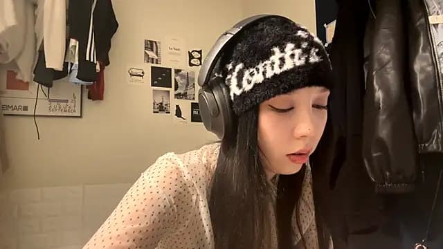 LeonoreCriger live cam on Stripchat