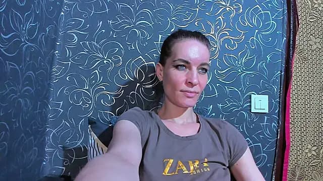 Strawberry_Milfa live cam