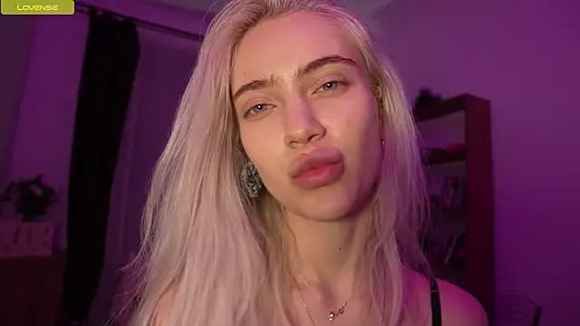 KristalCrowner live cam