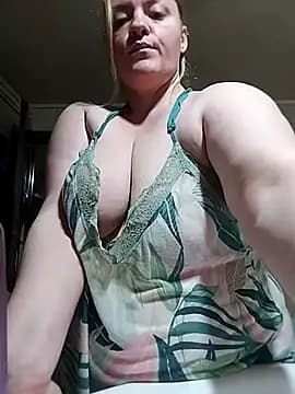 HotStepmommy4 live cam