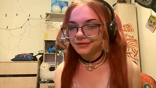 RedHeadCat live cam on Stripchat