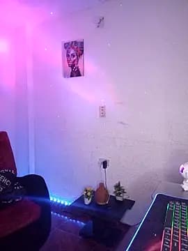 Luisana_Yc live cam on Stripchat