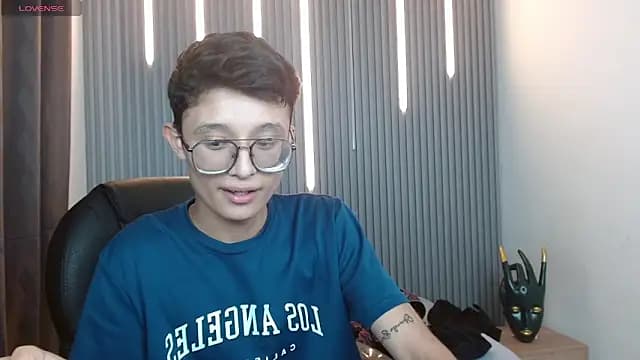 SantiagoRusso18 live cam on Stripchat