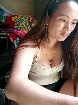 ngaytho004 live cam on Stripchat