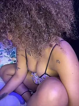 riri_brunnete live cam on Stripchat