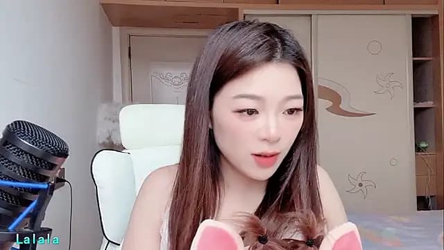 -XiaoLing live cam on Stripchat