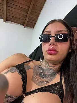 Zaratattoox live cam on Stripchat