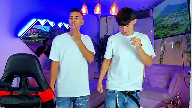 Houseofwarrios live cam on Stripchat