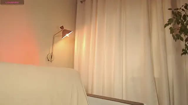 Charline_TheFoxTail live cam