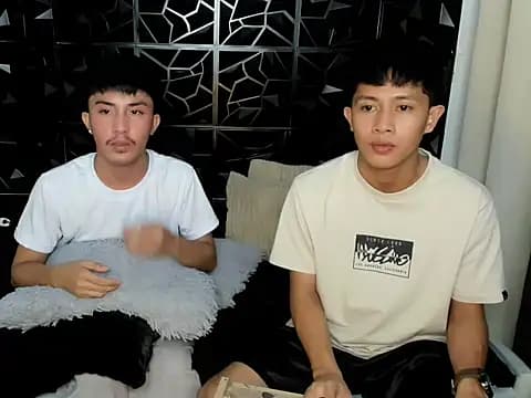 roberthugecock live cam on Stripchat