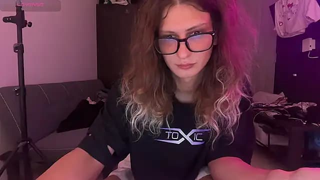 AlicePinkhead live cam on Stripchat