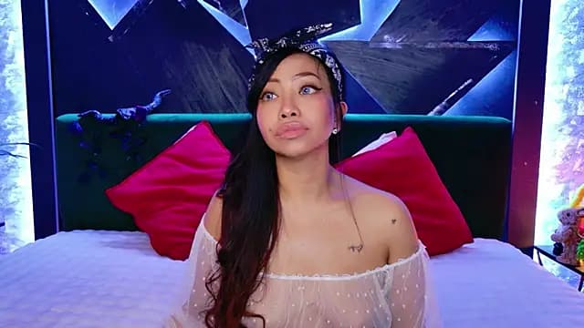 ElyaQuinn live cam on Stripchat