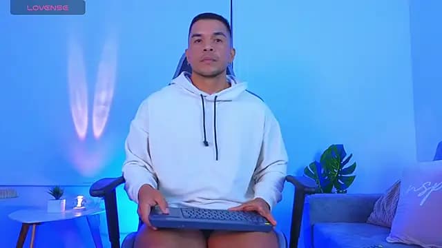 estebandelouis live cam on Stripchat