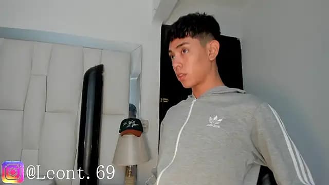 LoganTwink18 live cam