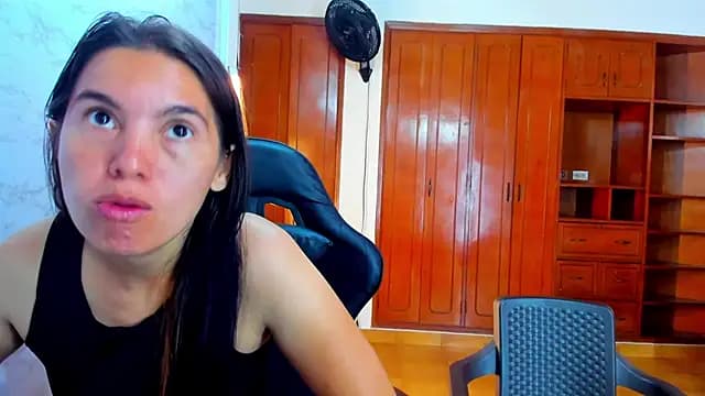 Emily_and_Soffy live cam on Stripchat