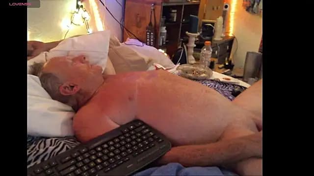 Pussyeat2please live cam on Stripchat