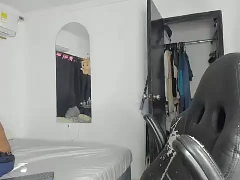 bigger_ragnarsson live cam on Stripchat