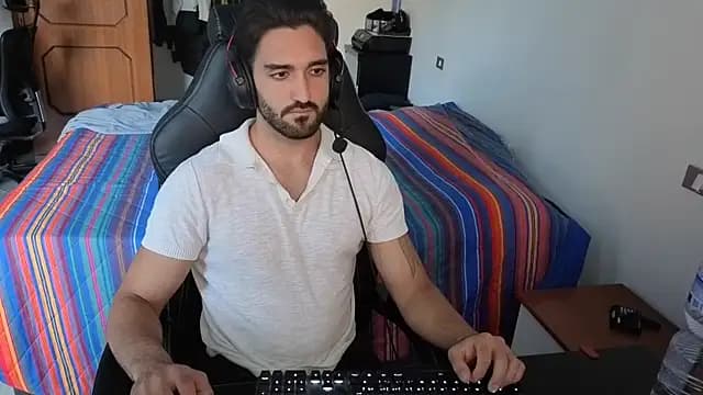 Al3xox02 live cam on Stripchat