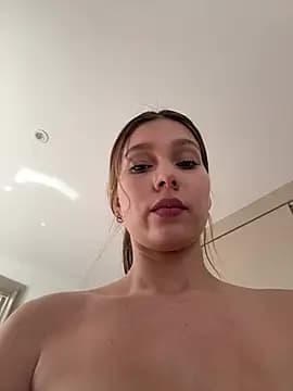 Nikii__ live cam on Stripchat