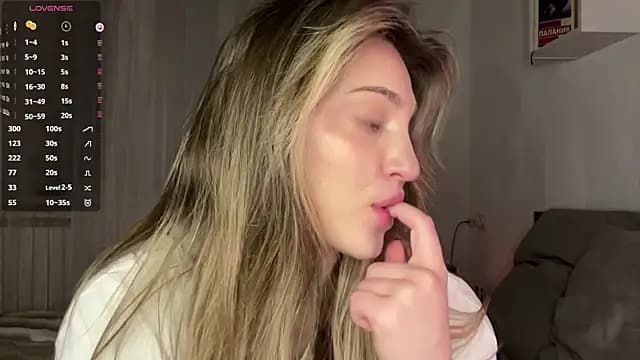 1Kellynaive live cam