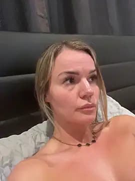 Cutebrowneyes_ live cam on Stripchat