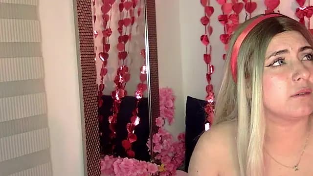 sarahh_love live cam on Stripchat