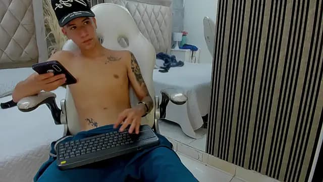 MiloSex_ live cam on Stripchat